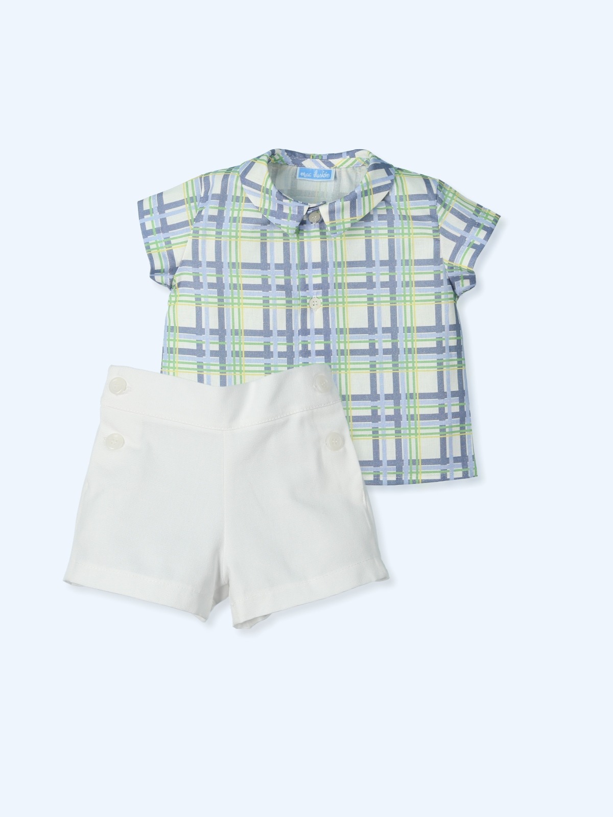 Karierte Bluse und kurze Hose